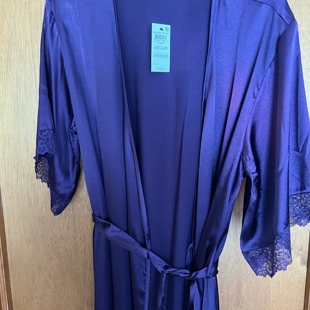 Elegant Purple Lace Trim Robe, size Medium